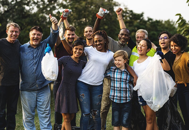 a group of people volunter.