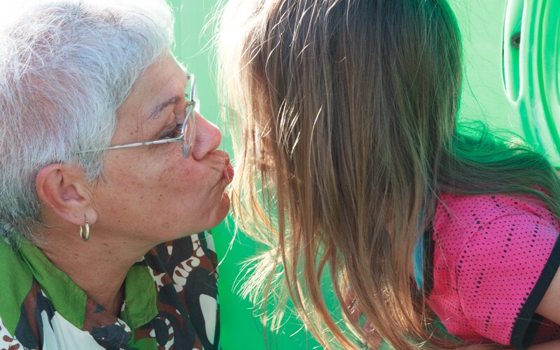  Une grand-mère avec sa petite-fille