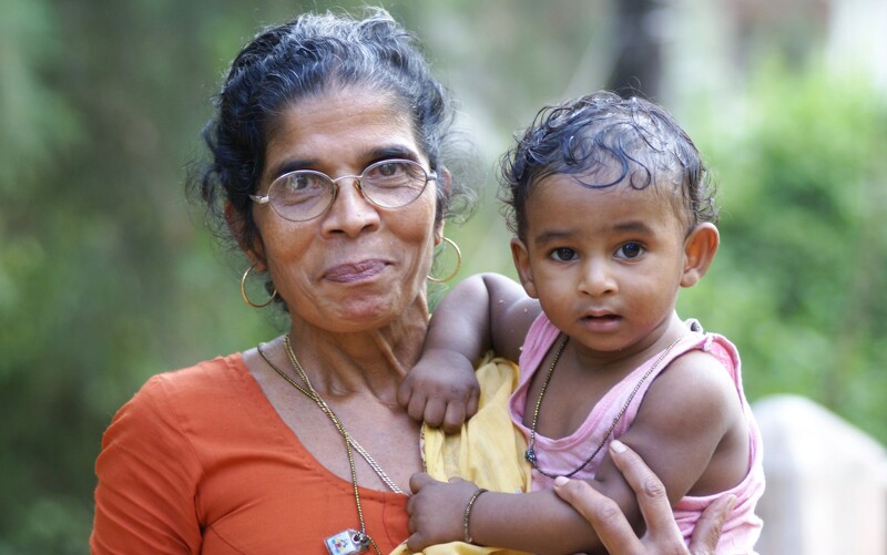  een Indiase grootmoeder met haar kleindochter. Hoe noem je oma?