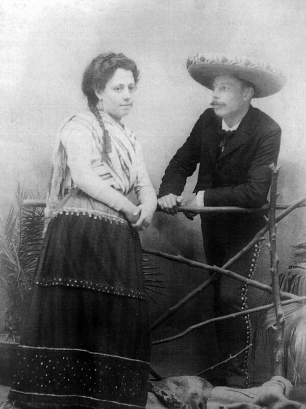 Old photo of a couple from Mexico