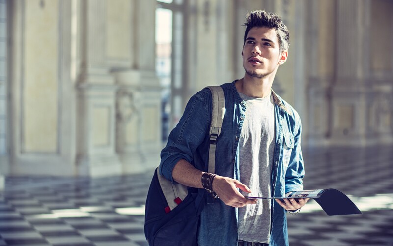Estudante em estudo no exterior em um museu