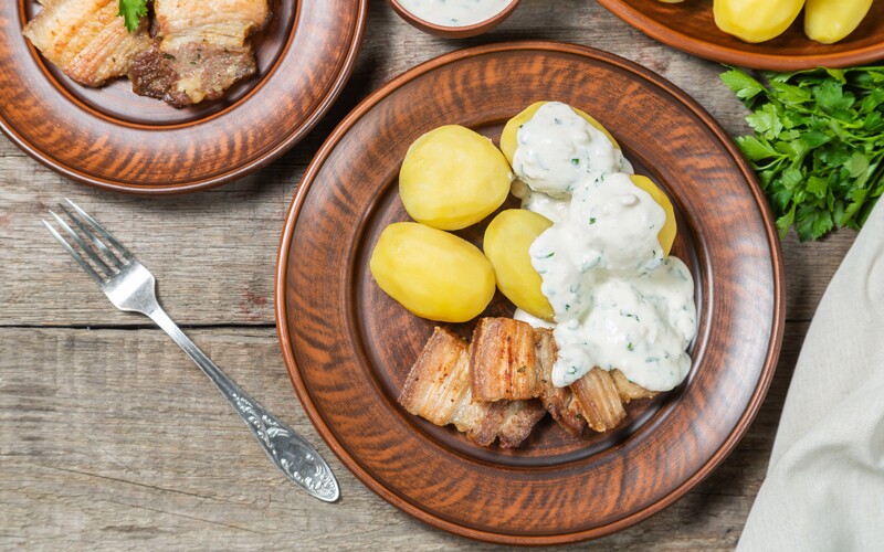 a plate of Stegt flaesk med persillesovs
