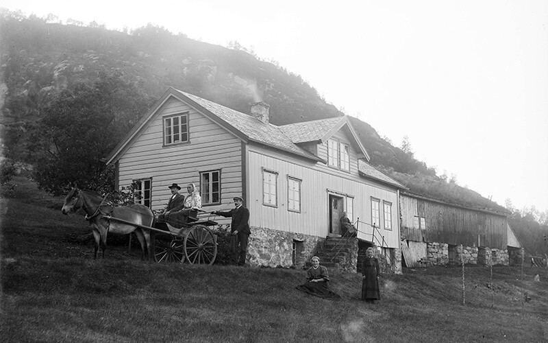 Historical photo of a norwegian farm