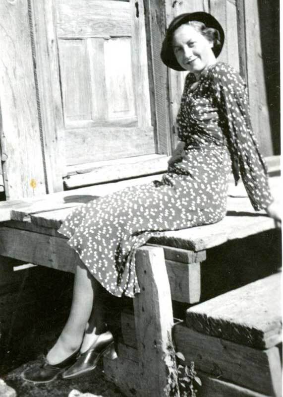 1930s fashion women sitting on a porch