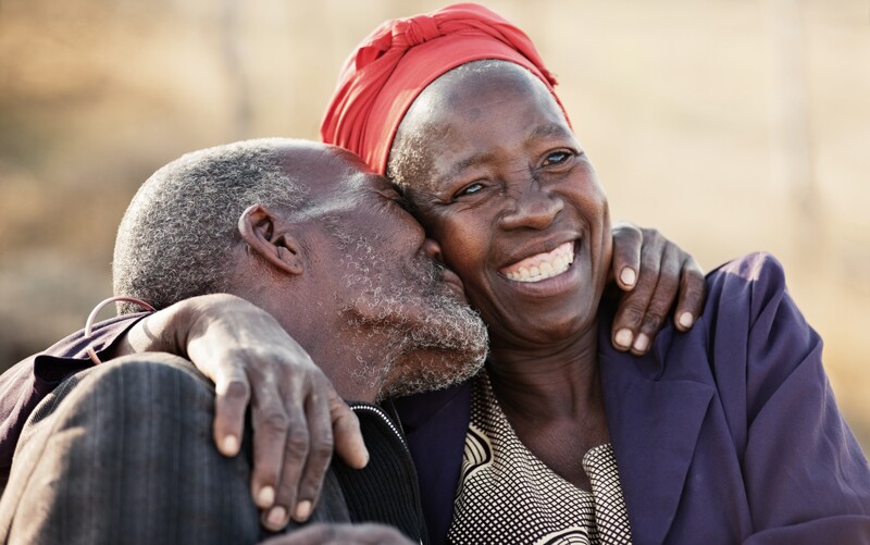  Deux grands-parents souriants