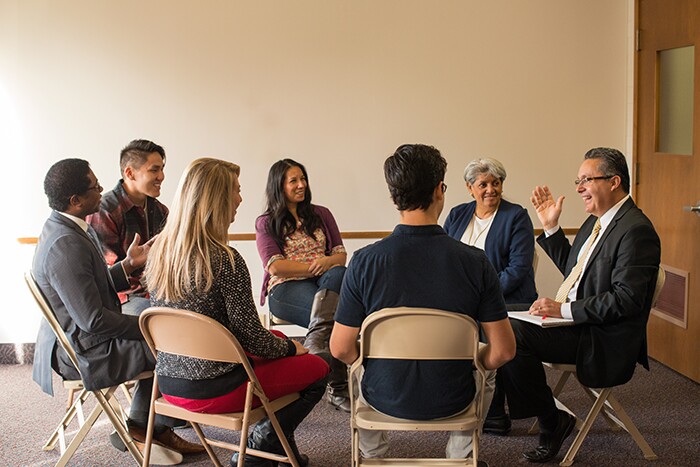  Un groupe se soutient mutuellement.