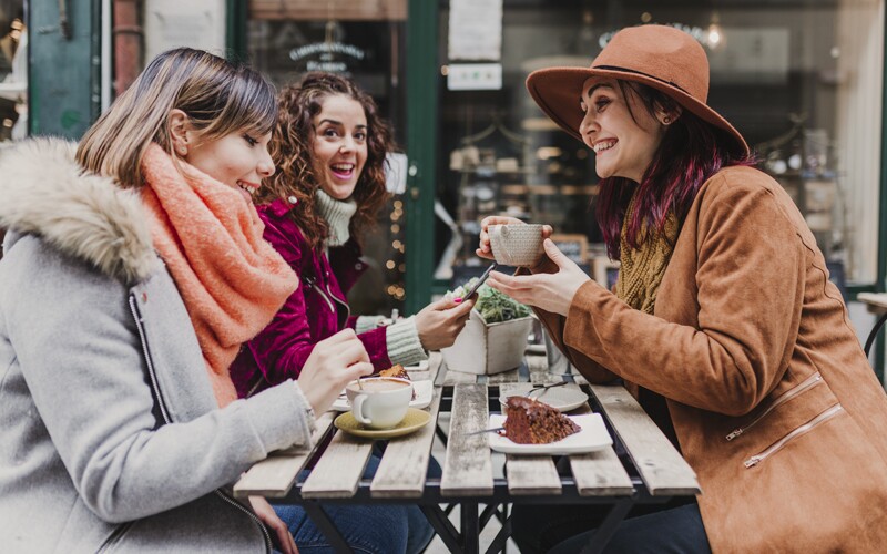 As mulheres falam umas com as outras durante o almoço