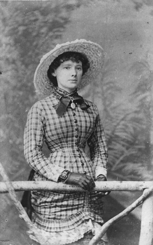 1880s fashion included hats decorated with lace and ribbon.